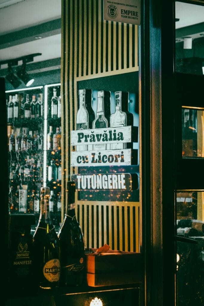 Een bar met flessen wijn